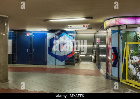 Berlin Osloerstrasse U-Bahn Station dient u 8 und u 9 Zeilen. Einrichtung mit farbenfroh rote und blaue Wände. Nach der Stadt Oslo benannt Stockfoto