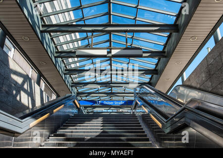 Berlin Osloerstrasse U-Bahn Station dient u 8 und u 9 Zeilen. Glas überdachten Eingangsbereich, Treppen und Rolltreppen. Stockfoto