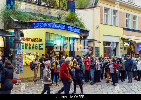 Wien, Österreich - 22. Oktober 2017: Massen von Touristen vor dem Dorf von Hundertwasser - ein Einkaufszentrum mit Souvenirs und Lebensmittel Punkte Stockfoto