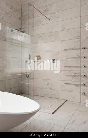 Marmor Fliesen im modernen Badezimmer Stockfoto