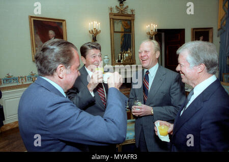 10/8/1981 vier Präsidenten (Reagan Carter Ford Nixon) Schiebeschalter im Weißen Haus, das blaue Zimmer vor dem Verlassen für Ägypten und Präsident Anwar Sadats Beerdigung Stockfoto