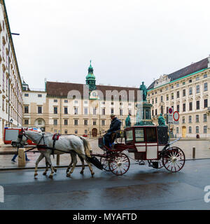 Wien, Österreich - Oktober 22, 2017: ein Wagen mit zwei weißen Pferden auf dem Platz vor der Hofburg Stockfoto