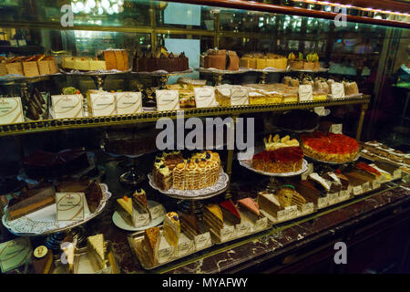 Wien, Österreich - 22. Oktober 2017: Eine riesige Auswahl an Kuchen, Gebäck und andere Süßigkeiten in das Fenster des berühmten Konditorei cafe Demel Stockfoto