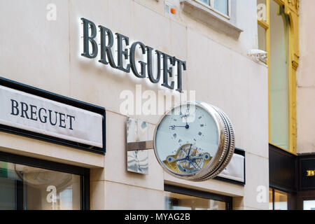 Wien, Österreich - 22. Oktober 2017: Werbung in Form von Uhr Breguet an die Wand des Ladens Stockfoto