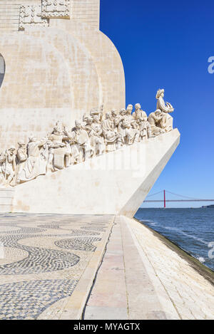 Denkmal für die Entdeckung neuer Länder in Lissabon und die Brücke 25. April Stockfoto