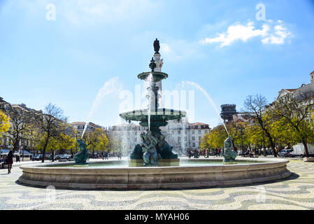 Bronze Brunnen im barocken Stil in Rossio Platz Lissabon, Portugal Stockfoto