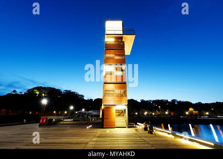 Der Aussichtsturm auf Quai des Cageux auf der Promenade de Samuel Champlain bei Nacht in Quebec City, Kanada Stockfoto