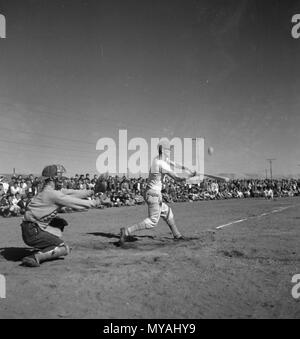 Tule Lake Segregation Zentrum, Newell, Kalifornien. Die Liga Baseball Saison 1944 erhielt unterwegs am Tule Lake Segregation Zentrum am 19. April. Project Director Ray R. Beste warf heraus die erste Kugel. Stockfoto