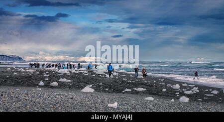 Gletschereis auf schwarzem Sand Strand, Strand, Breidamerkurfjara Eiskappe des Vatnajökull, Island. Stockfoto