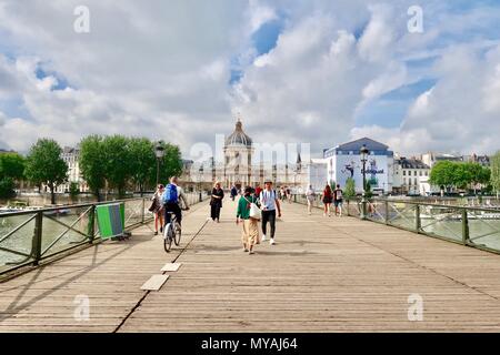 Paris, Frankreich. Heiße hellen sonnigen Frühlingstag, Mai 2018. Pont des Arts und Academie des Beaux-Arts, Institut de France. Stockfoto