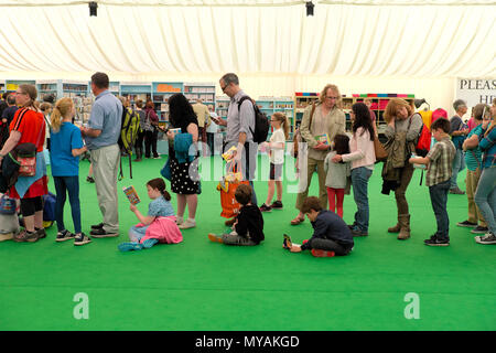 Familien und Kinder in der Warteschlange Hay Festival Buchhandlung für Thema Childrens' Andy Stanton sein Buch Natboff zu unterschreiben! Hay-on-Wye, UK KATHY DEWITT Stockfoto