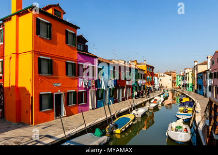 Bunte Häuser auf der Insel Burano, Venedig, Italien Stockfoto