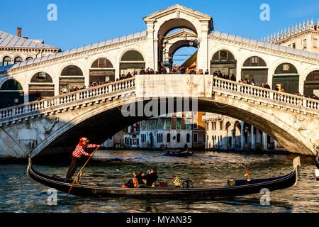 Touristen, eine Gondelfahrt auf dem Canal Grande, Venedig, Italien Stockfoto