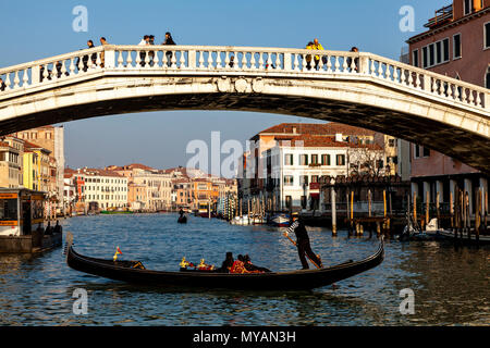 Touristen, eine Gondelfahrt auf dem Canal Grande, Venedig, Italien Stockfoto