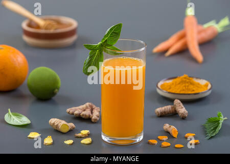 Karotten Ingwer immune Boosting, anti-entzündliche Smoothie mit Gelbwurz und Honig. Detox morgen Saft trinken, Stockfoto