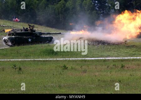 Soldaten aus dem 2. Bataillon, 70. Armor Regiment, 2. gepanzerte Brigade Combat Team, 1.Infanterie Division, Feuer auf ein Ziel, während die defensive Position live fire Teil des starken Europa Tank Herausforderung Dirigieren an der Grafenwöhr Training Area, Deutschland, am 5. Juni. Die starke Europa Tank Herausforderung ist eine jährliche Veranstaltung, die teilnehmenden Nationen zu geben, einen dynamischen, produktiven und Spaß Umfeld, in dem die militärische Partnerschaften, form Soldat - Beziehungen auf, und teilen Sie Taktiken, Techniken und Verfahren, 5. Juni 2018 zu fördern. Die teilnehmenden Nationen sind dieses Jahr Österreich, Fra Stockfoto