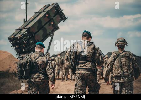 Service für Mitglieder von der US-Armee und der Polnischen Landstreitkräfte Spaziergang auf dem Gelände des neuen Patriot missile System für eine verbale Demonstration seiner Bedienung und Funktionen in der Nähe von Drawsko Pomorskie, Polen, Juni 4, 2018, 4. Juni 2018. Demonstrationen und Anleitungen wie diese wirken als eine Machtdemonstration zu unseren Verbündeten, das flößt Vertrauen und Engagement für Service. (Michigan Army National Guard Foto von SPC. Aaron Gut/Freigegeben). () Stockfoto