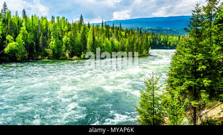 Blick auf die Stromschnellen in Bailey's Rutsche, einem engen Abschnitt in der geschwollenen Clearwater River im Wells Gray Provincial Park in den Cariboo Mountains von BC Stockfoto