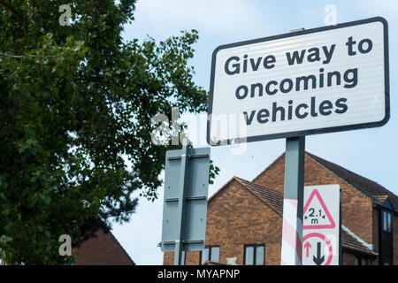 Art und Weise der entgegenkommenden Fahrzeuge, Englisch Road Traffic sign, Poole, Dorset, Großbritannien geben Stockfoto