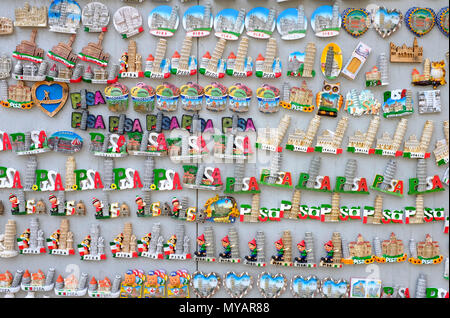 Den schiefen Turm von Pisa Neuheit Souvenirs am Marktstand, Toskana, Italien Stockfoto