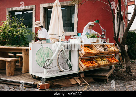 Portugal, Lissabon, 29. April 2018: Street Verkauf von frischen Säften und vegetarisches Essen. Straße Handel Stockfoto