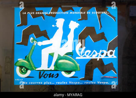 Alten retro Vespa Poster im Schaufenster, Pisa, Toskana, Italien Stockfoto