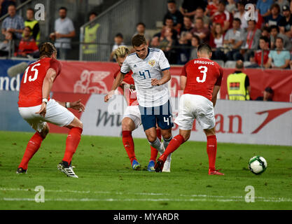 Innsbruck, Österreich - 30. Mai 2018. Russische Mittelfeldspieler Roman Zobnin gegen österreichische Spieler Aleksandar Dragovic und Peter Zulj beim Internationalen fr Stockfoto