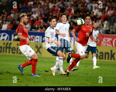 Innsbruck, Österreich - 30. Mai 2018. Russische Mittelfeldspieler Roman Zobnin gegen österreichische Spieler Aleksandar Dragovic, Sebastian Prodl und Peter Zulj während Stockfoto