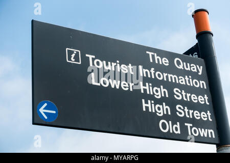 Ein Wegweiser in Poole, Dorset, England, Vereinigtes Königreich, Anzeigen der Wegbeschreibung zum Kai, High Street, Altstadt und touristische Informationen Stockfoto