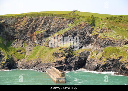 Die raue Küste in der Nähe von Tintagel, Cornwall, Großbritannien Stockfoto