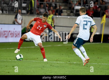 Innsbruck, Österreich - 30. Mai 2018. Österreichische Verteidiger Stefan Lainer gegen russische winger Denis Cheryshev beim Internationalen freundlich Österreich vs Rus Stockfoto