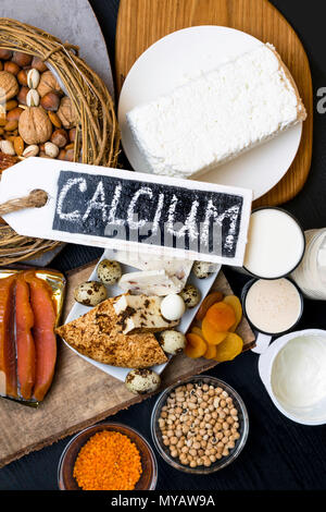 Lebensmittel, die reich an Calcium wie Nüssen, Milch, Erbsen, Linsen, Bohnen, Quark, Joghurt, Buttermilch, getrocknete Aprikosen, salmonHealthy essen Flach Stockfoto