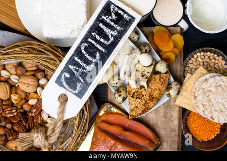 Lebensmittel, die reich an Calcium wie Nüsse, Kekse, Milch, Erbsen, Linsen, Bohnen, Quark, Joghurt, Buttermilch, getrocknete Aprikosen salmonHealthy Essen Stockfoto
