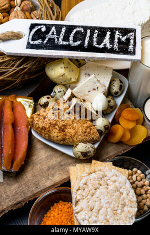 Lebensmittel, die reich an Calcium wie Nüsse, Kekse, Milch, Erbsen, Linsen, Bohnen, Quark, Joghurt, Buttermilch, getrocknete Aprikosen salmonHealthy Essen Stockfoto