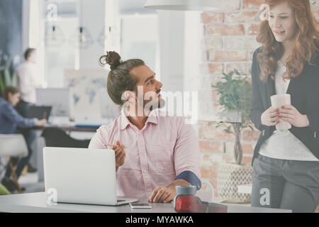 Jungen und kreativen Unternehmen Paar in der Agentur arbeiten Stockfoto