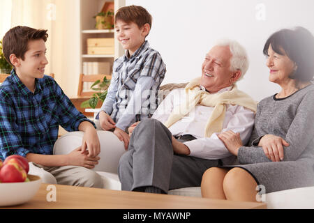 Glückliche großeltern Zeit mit zwei Enkeln Stockfoto