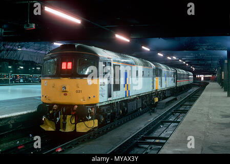 Ein paar Klasse 33 Diesellokomotiven Nummern 33021 und 33050 stehen an London Paddington nach der Ankunft mit einem Relief Service aus dem Westen des Landes am 20. Juni 1992.