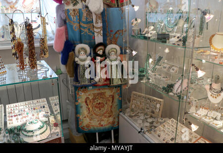 Typische Russische Souvenirs wie Puppen in traditioneller Tracht, Tücher und Schmuck für den Verkauf in den Souvenir shop von Catherine Palace in Puschkin (Tsarkoye Selo) nicht weit von St. Petersburg (Russland). Der Palast wurde durch den Nachfolger von Peter dem Großen und Katharina I., der zu Beginn des 18. Jahrhunderts gebaut. Foto: Peter Zimmermann/dpa-Zentralbild/ZB | Verwendung weltweit Stockfoto