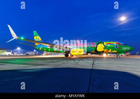 Stuttgart, Deutschland - 28. Februar 2018: TUIfly Boeing 737 Flugzeug am Flughafen Stuttgart (STR) in Deutschland. | Verwendung weltweit Stockfoto