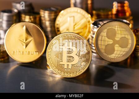 Münzen der vier crypto Währungen mit der höchsten Marktkapitalisierung | Verwendung weltweit Stockfoto
