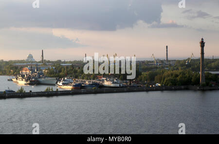 Angesichts der teilweise baufälligen historischen Hafengelände bei Dämmerung in Kronstadt in St. Petersburg, Russland. Genommen 10.06.2017. Heute Kronstadt ist Teil der Millionen - starke Stadt St. Petersburg. Es wurde von Zar Peter errichtet, die ich als Marinestützpunkt auf der Ostsee. Die Matrosen von Kronstadt ging in die Geschichte für verschiedene Aufstände. Foto: Peter Zimmermann/dpa-Zentralbild/ZB | Verwendung weltweit Stockfoto