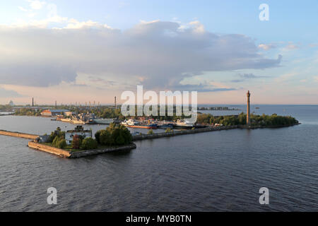 Angesichts der teilweise baufälligen historischen Hafengelände bei Dämmerung in Kronstadt in St. Petersburg, Russland. Genommen 10.06.2017. Heute Kronstadt ist Teil der Millionen - starke Stadt St. Petersburg. Es wurde von Zar Peter errichtet, die ich als Marinestützpunkt auf der Ostsee. Die Matrosen von Kronstadt ging in die Geschichte für verschiedene Aufstände. Foto: Peter Zimmermann/dpa-Zentralbild/ZB | Verwendung weltweit Stockfoto