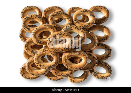 Ein Foto von Bagels mit Mohn. Bagels sind in einer Pyramide gestapelt. Isoliert Foto auf dem weißen Hintergrund für Site über Küche, Lebensmittel, Traditionen. Stockfoto