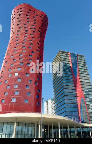 Überblick über Hotel Santos Porta Fira, links & Torre Realia Barcelona, rechts, von Toyo Ito, Barcelona, Katalonien, Spanien Stockfoto