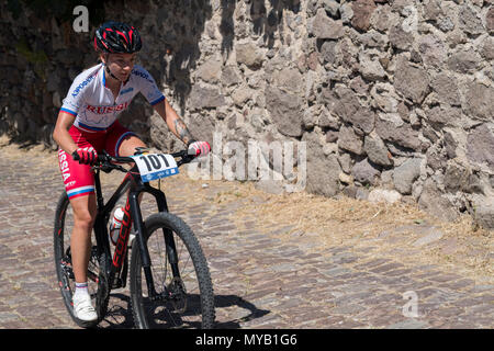 Russische weibliche Radfahrer konkurriert in einem internationalen Mountainbike Rennen in der griechischen Dorf Molyvos auf der Insel Lesbos Stockfoto