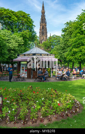 Die Princes Street Gardens in Edinburgh mit Cafe und Scott Monument nach hinten, Schottland, Großbritannien Stockfoto
