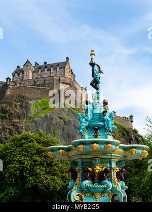 Blick auf Neu verzierten Ross Brunnen in der Princes Street Gardens, Edinburgh, Schottland, UK wiederhergestellt Stockfoto