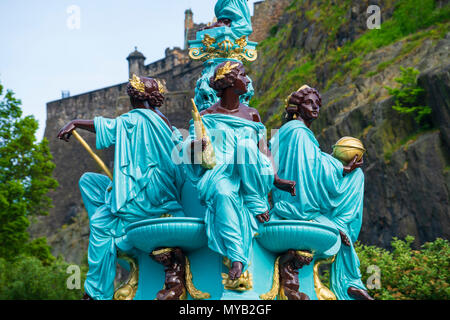 Blick auf Neu verzierten Ross Brunnen in der Princes Street Gardens, Edinburgh, Schottland, UK wiederhergestellt Stockfoto