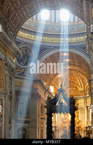 Saint Peter's Basilica, Interieur, Kirchenschiff mit Licht (Dämmerungs- oder Gott Strahlen) von der Kuppel, mit baldacchino (rechts), Vatikan, Rom, Italien Stockfoto