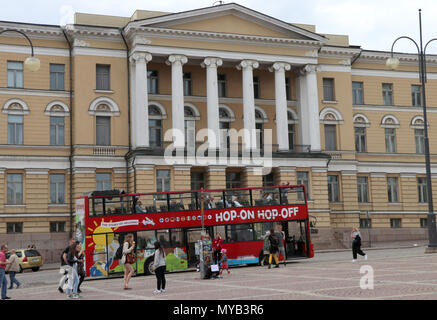 Das Hauptgebäude der Universität Helsinki auf Senate Platz in der finnischen Hauptstadt. Genommen am 11.06.2017. Ein "Hop-On, city tour Doppeldecker Bus Hop-Off' ist die im Vordergrund. Foto: Peter Zimmermann/dpa-Zentralbild/ZB | Verwendung weltweit Stockfoto